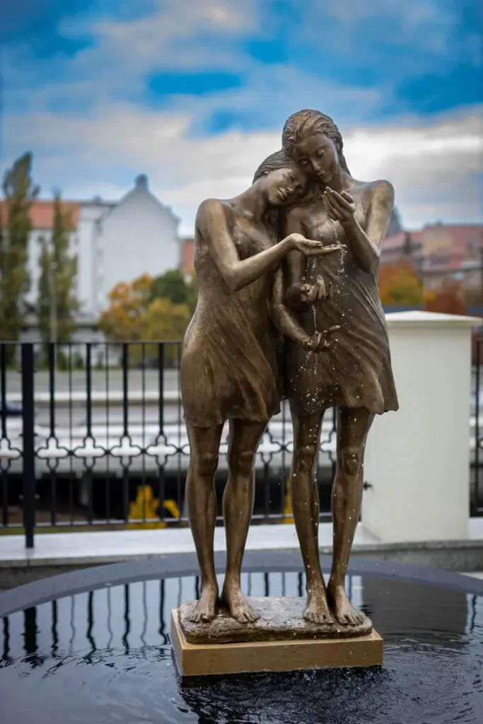 Krople radości – rzeźby Małgorzaty Chodakowskiej | wystawa
