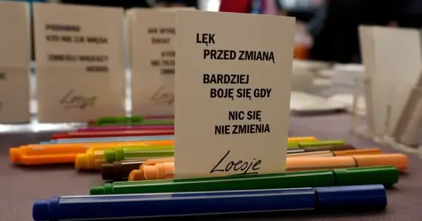 Warsztaty redakcyjne i nowa seria plakatów Loesje w domku Państwomiasto