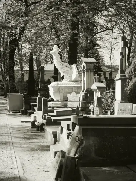 “Za bramą wielkiej ciszy” – spacer po Starych Powązkach z przewodnikiem