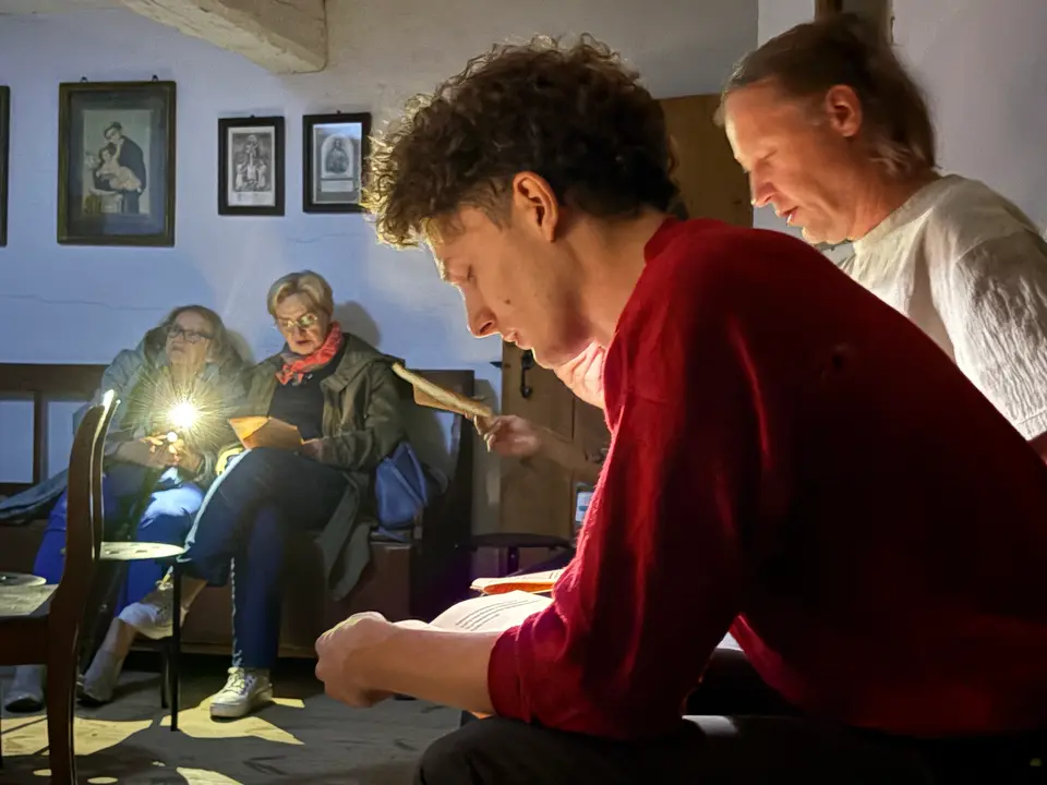 Żywot pieśni, pieśni żywota: Pośród cmentarza